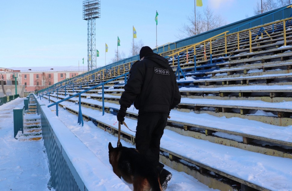 Сотрудники Росгвардии приняли участие в обеспечении безопасности матча по хоккею с мячом в Архангельске